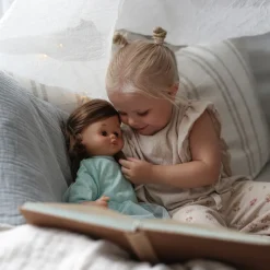SKRÅLLAN TALDOCKA MÖRKT HÅR 45 CM